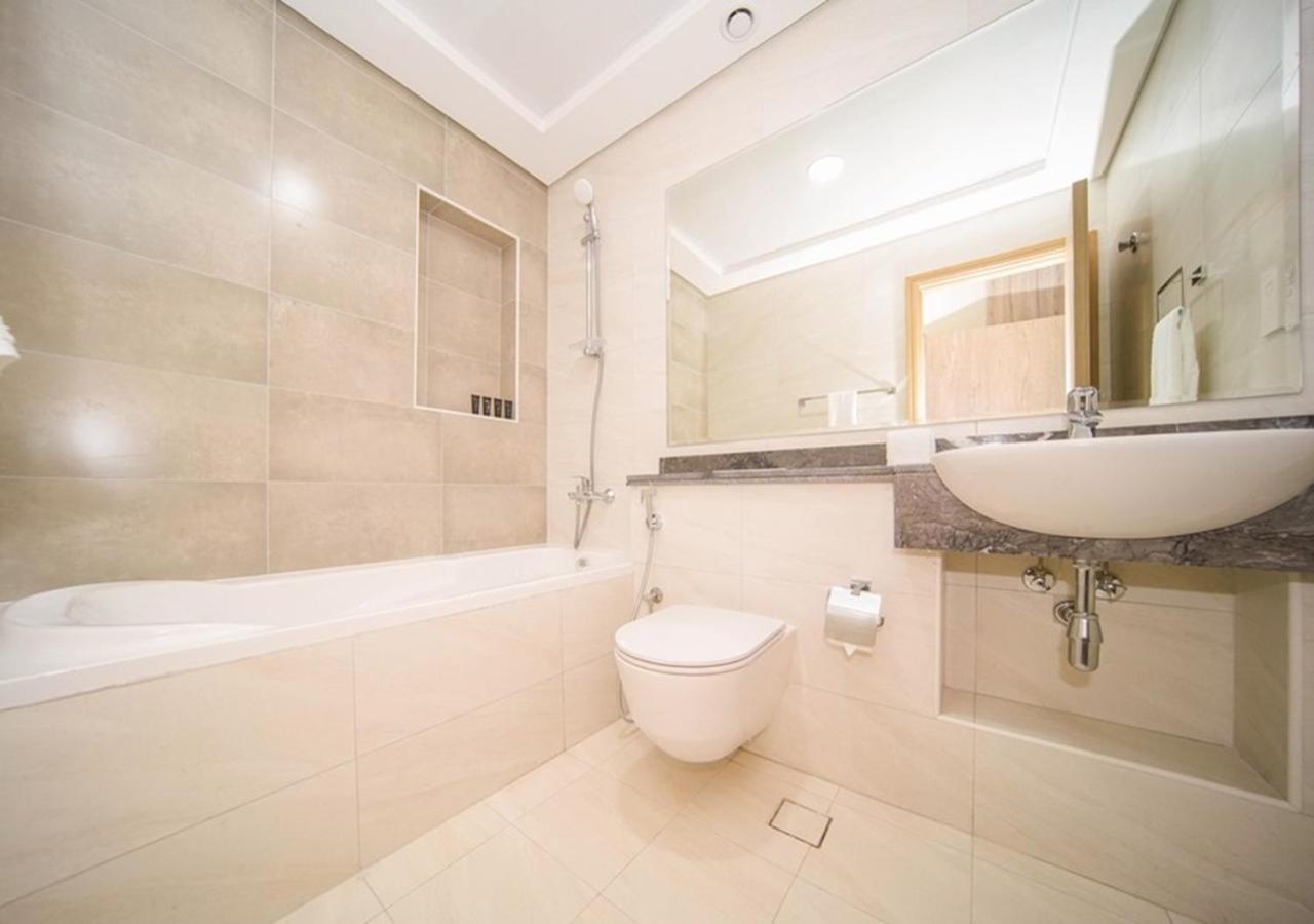 Elegant 2Br View With Rooftop Pool The Bay Dubai Bagian luar foto